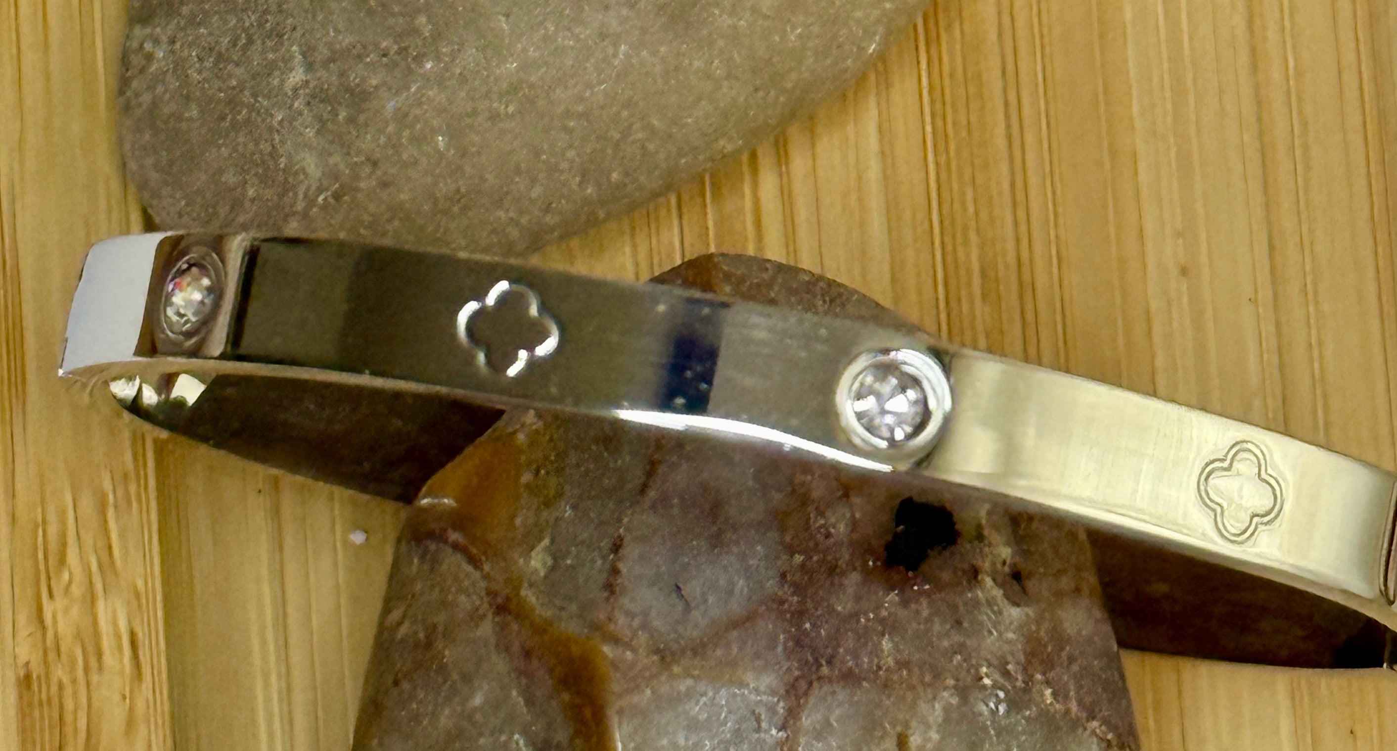 Armband Kleeblatt & Kristall – Feiner Edelstahl Bangle Silber