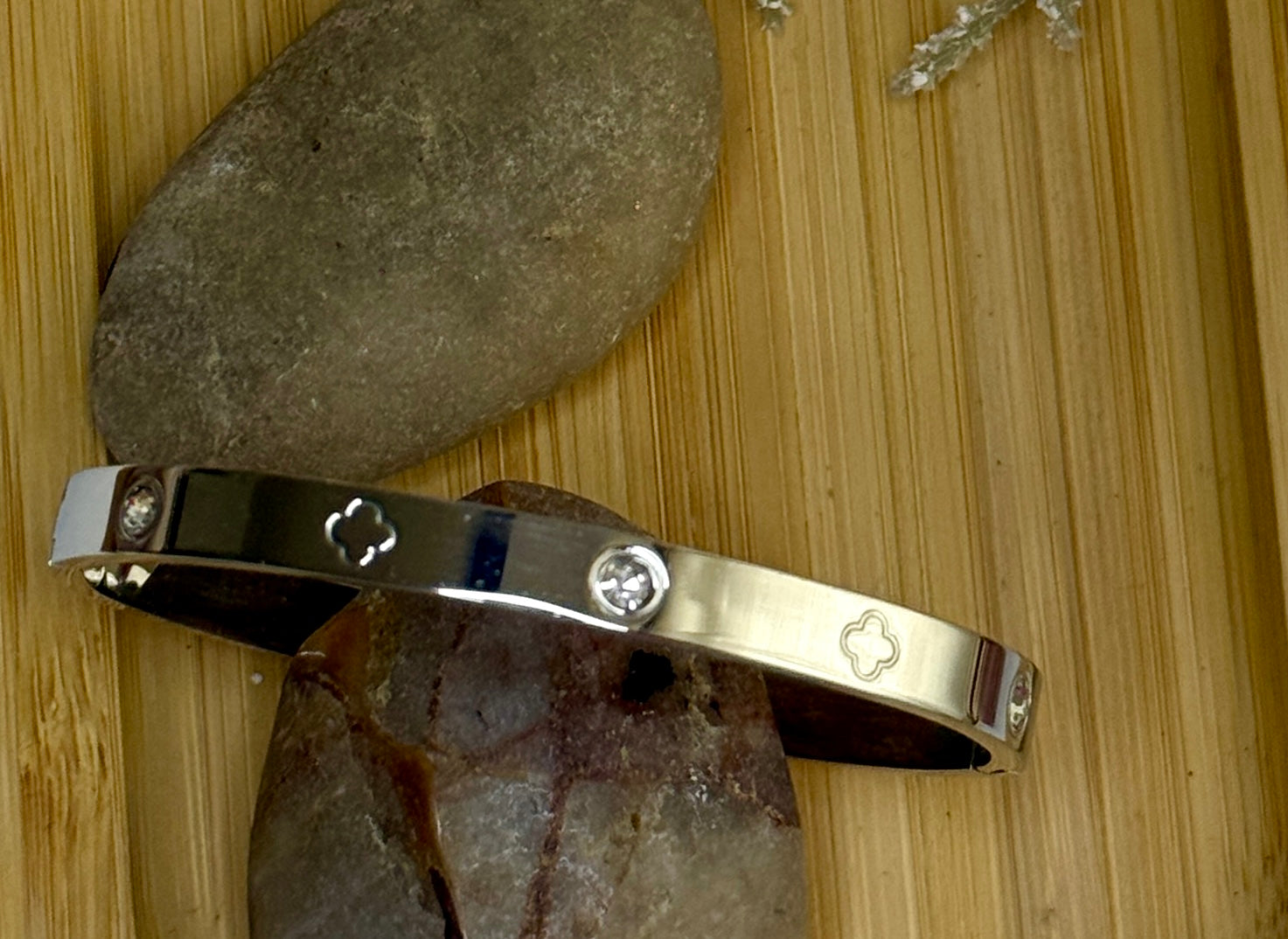 Armband Kleeblatt & Kristall – Feiner Edelstahl Bangle Silber