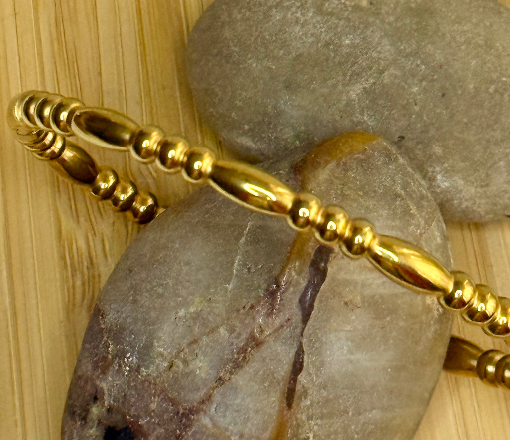 Armband Boho Bolitas & Ovale – Goldener Edelstahl Armreif