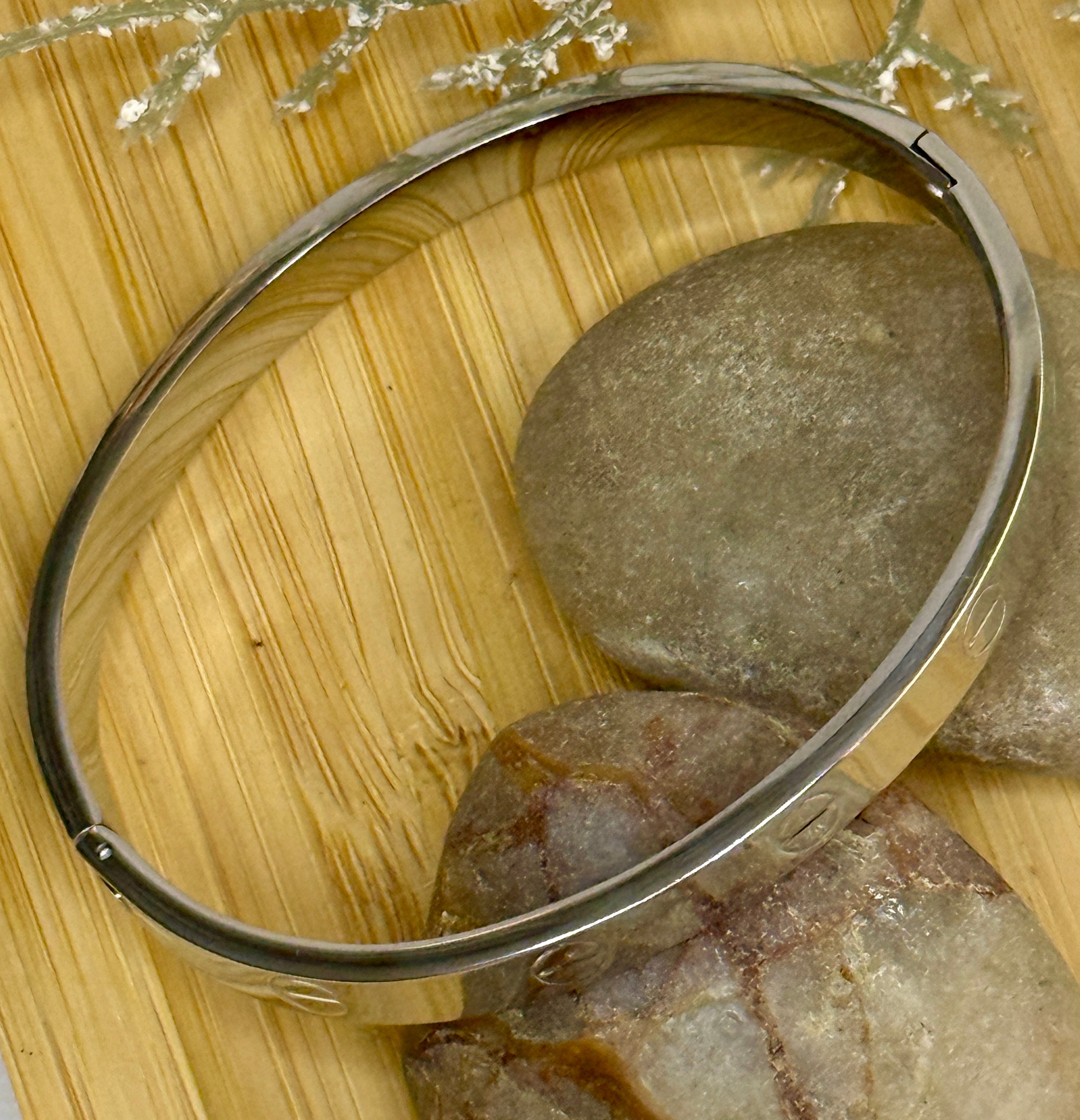 Armband Love Schrauben Design – Ikonischer Edelstahl Bangle Silber