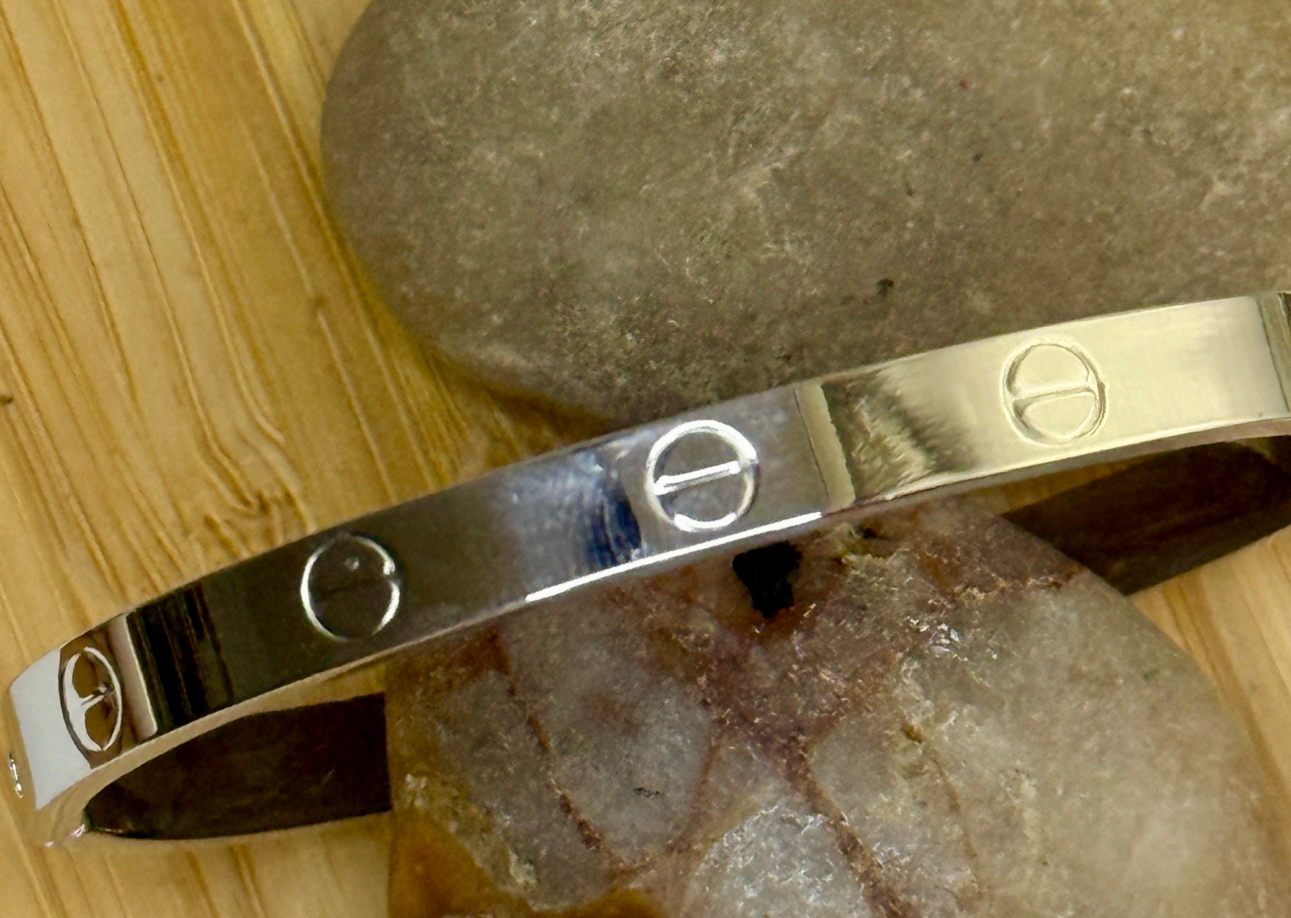 Armband Love Schrauben Design – Ikonischer Edelstahl Bangle Silber