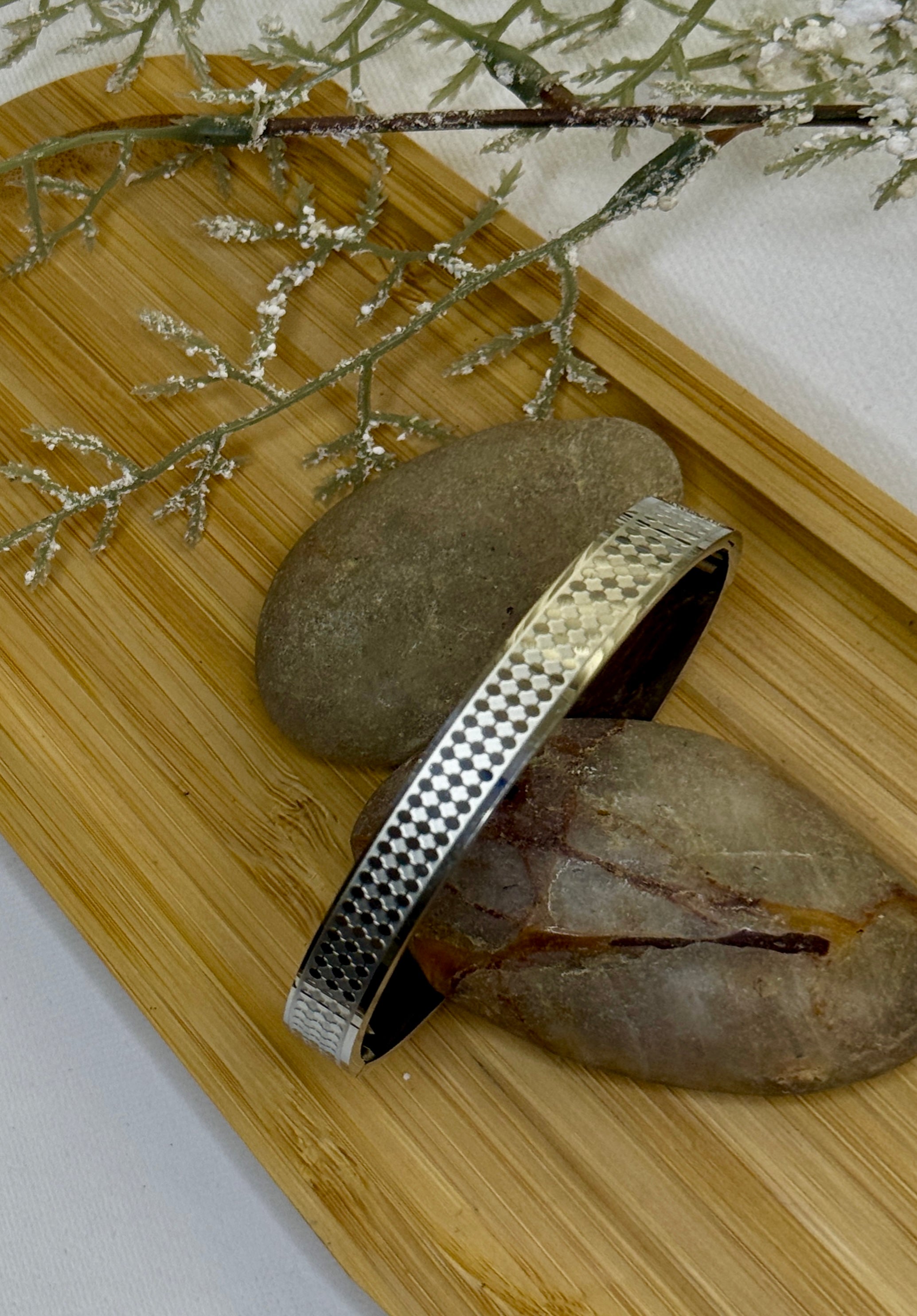 Armband Waben Textur – Breiter Edelstahl Bangle Silber