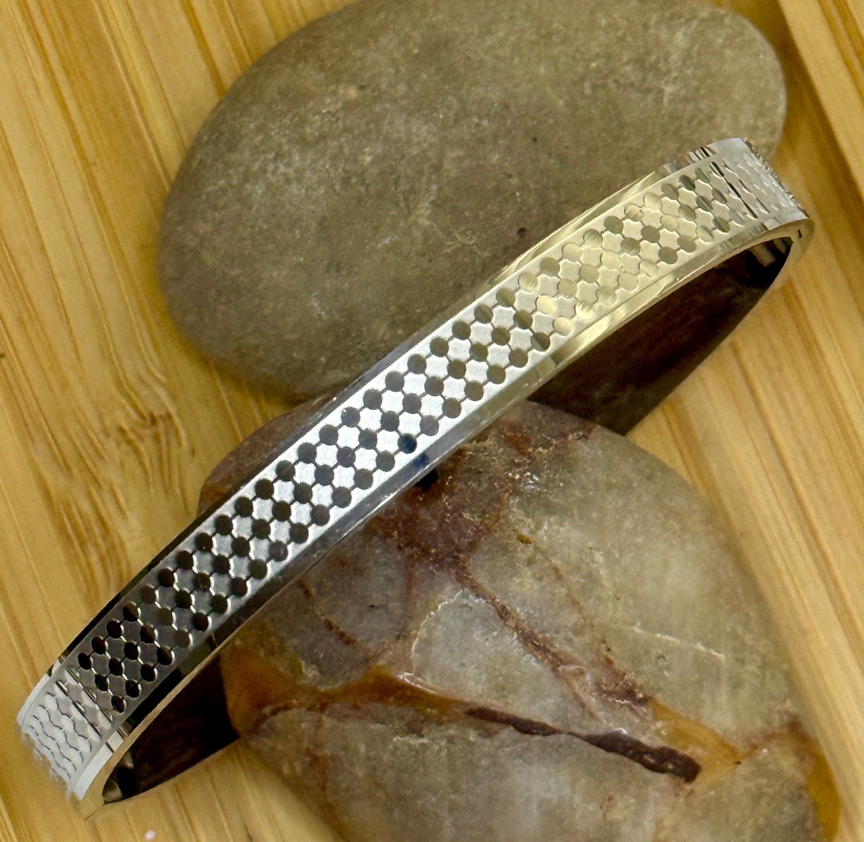 Armband Waben Textur – Breiter Edelstahl Bangle Silber